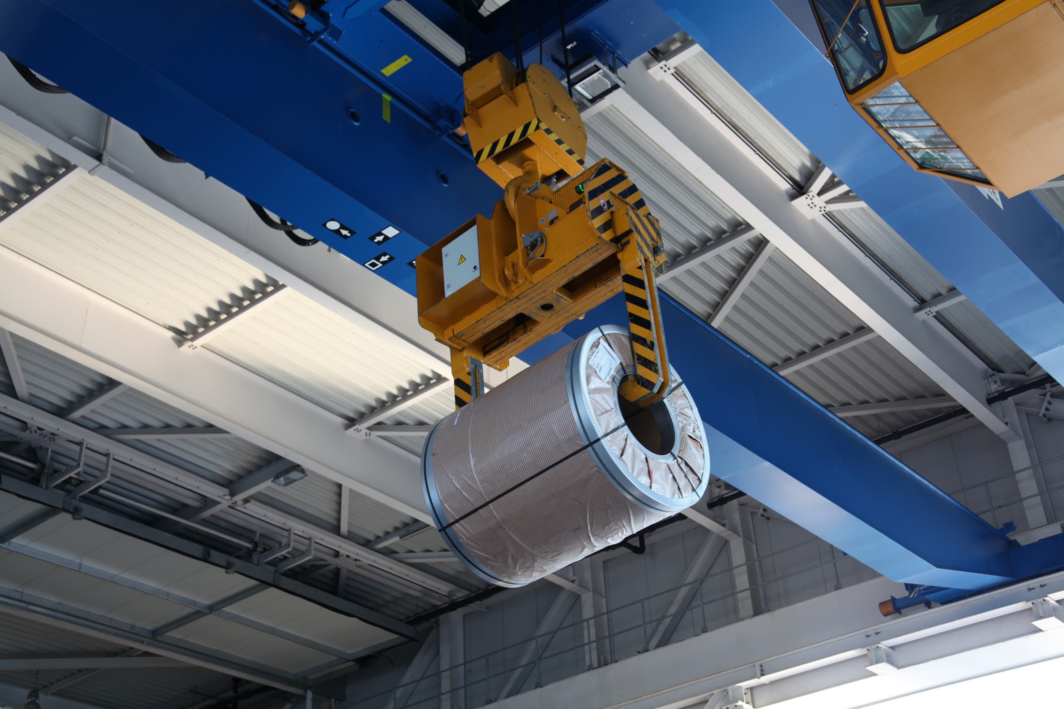 Mechanical overhead crane in an industrial facility
